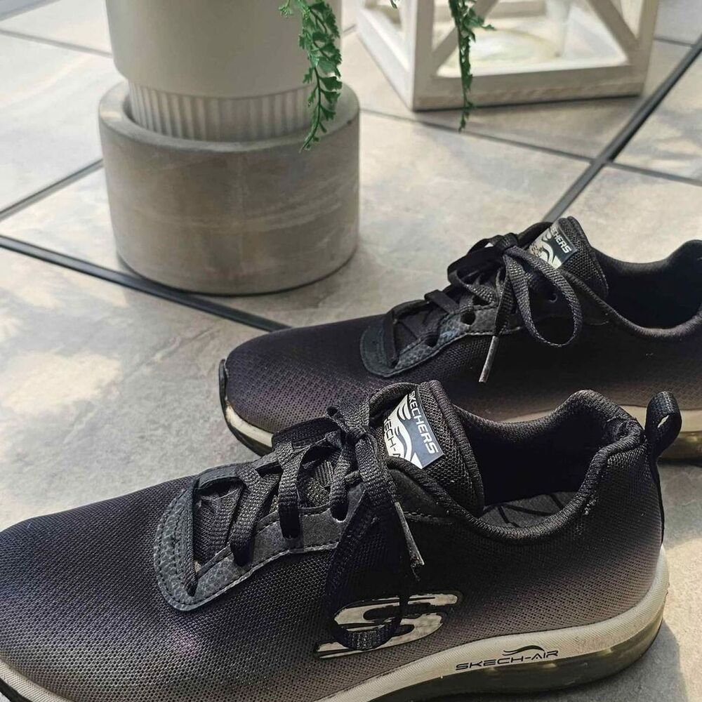 Women Black and White Skechers Shoes  / Skecher-Air Size 6.